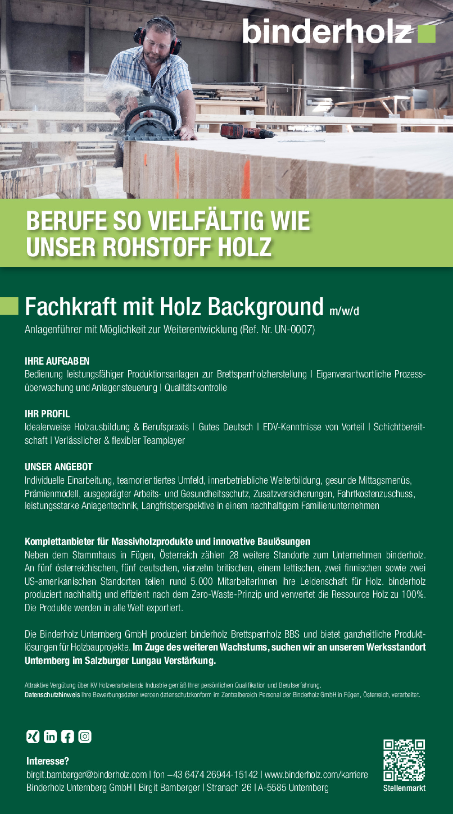 Fachkraft mit Holz Background m/w/d